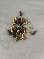 Bunte Spielfiguren aus Holz alt