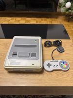Super Nintendo Konsole mit Controller, guter Zustand