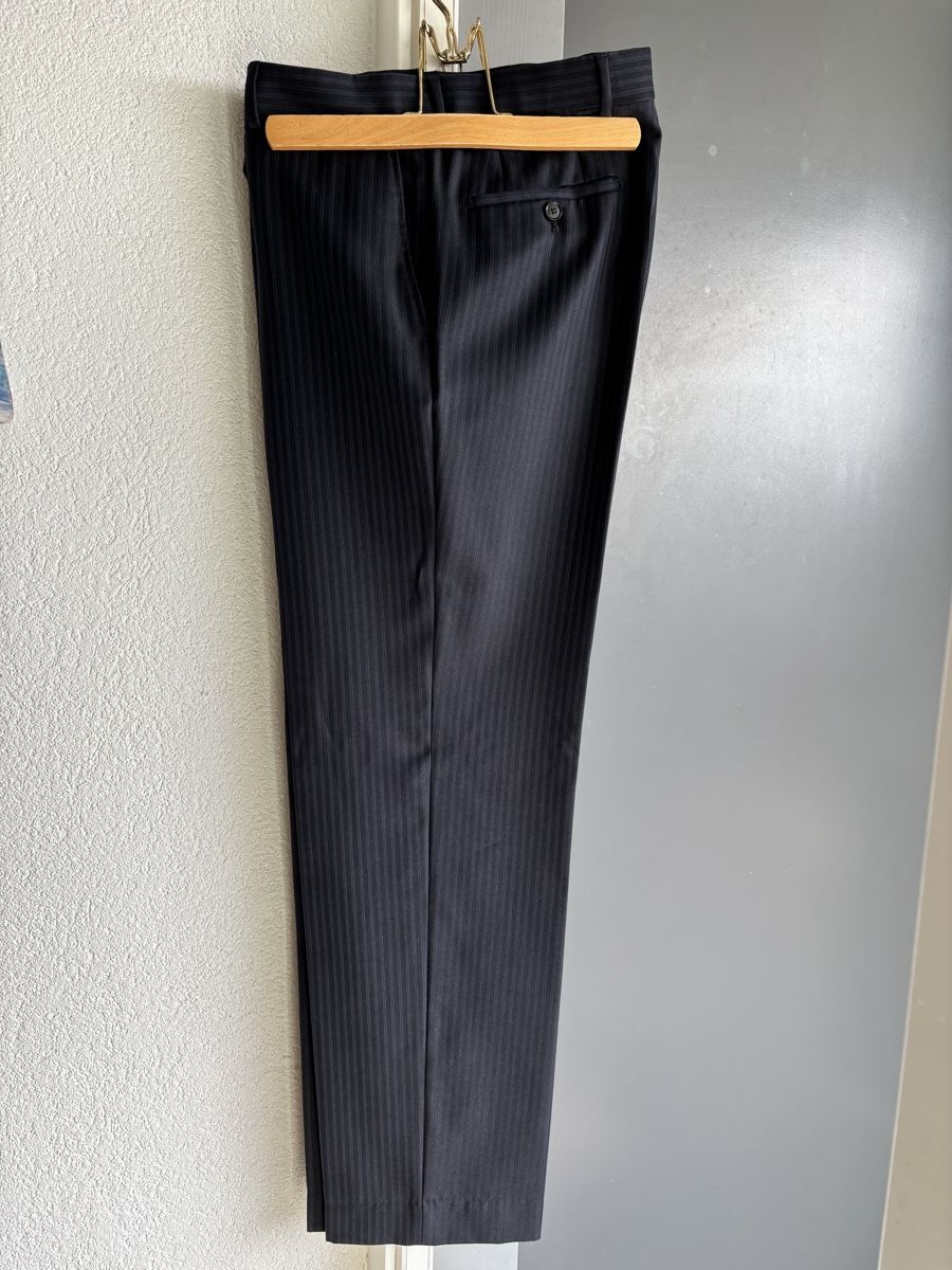 Hugo Boss Pantaloni: Pantalon noir rayé Hugo BOSS – Usato da OBERENGSTRINGEN venduto da Lolo6316