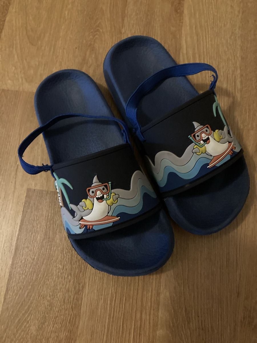Schuhe für Jungen: Sandalen Hai Motiv mit Gummiband Gr. 28 – Gebraucht aus Emmenbrücke von JJ_89