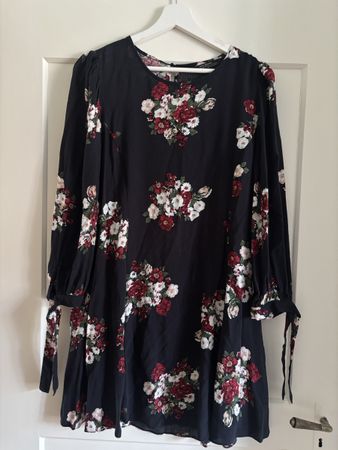 Damen Kleid Zara schwarz Blumenmuster gebraucht
