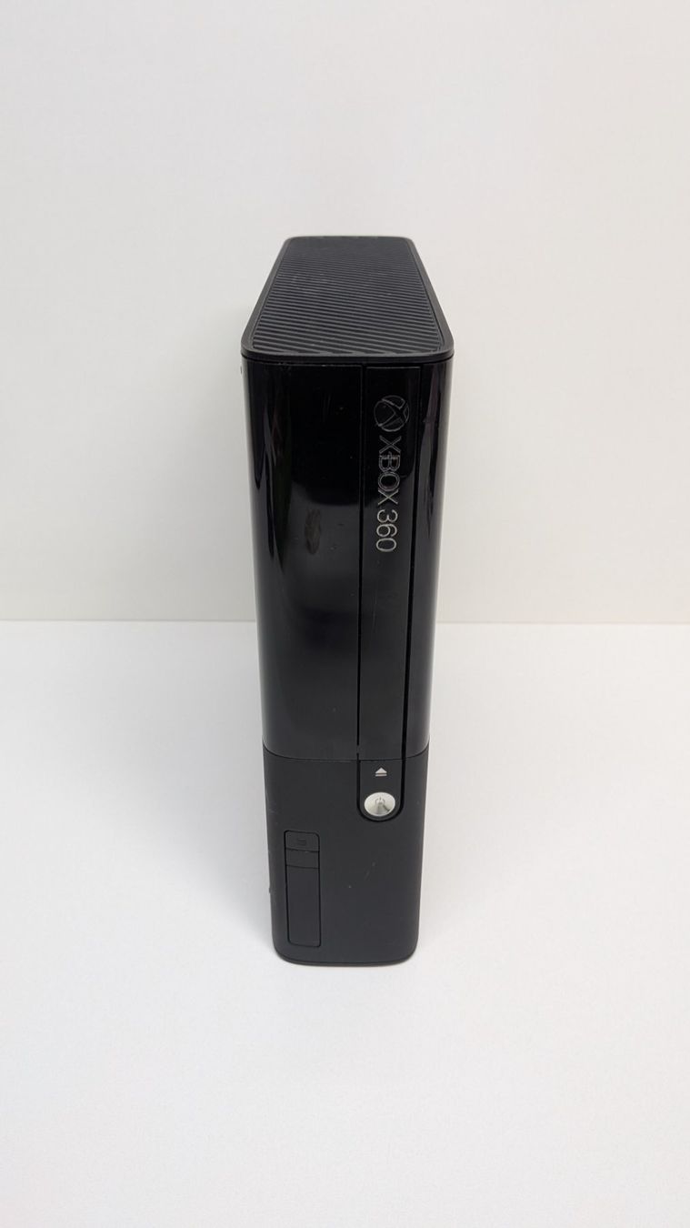 Microsoft Console: Microsoft Xbox 360 E mit Controller und 5 Spielen – Usato da Menziken venduto da mame18 3