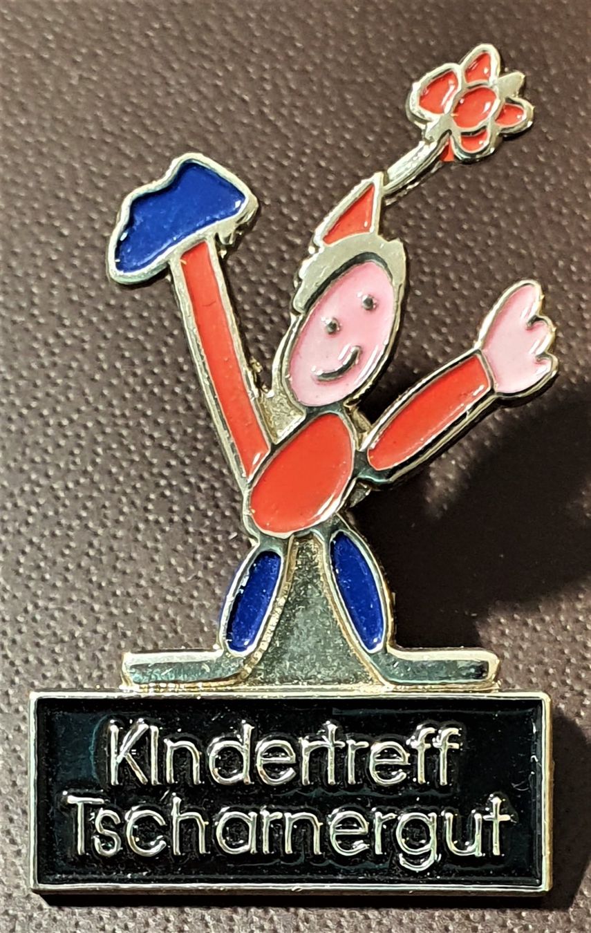Plaquettes & Badges: Q018 - Pin Kindertreff Tscharnergut – D'occasion à Reinach BL par Boston-Verkauf