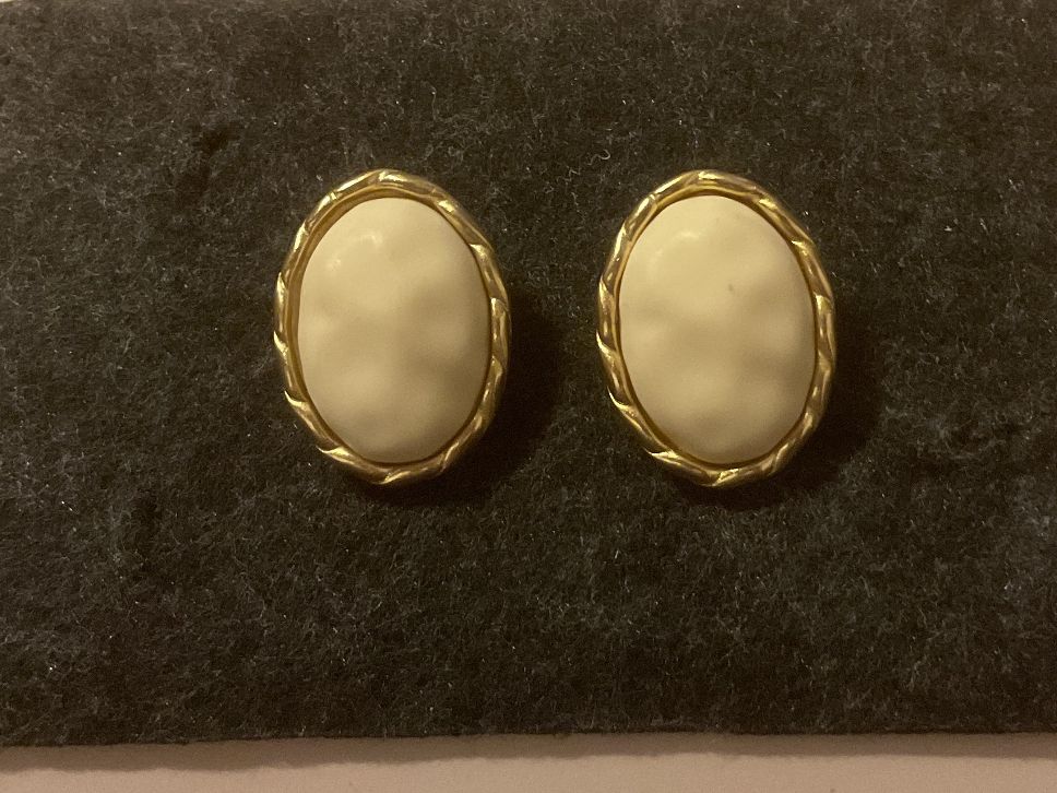 Orecchini pendenti & Orecchini a lobo: vintage Ohrclips, Creme goldfarben – Usato da Uznach venduto da Ya_x7x6