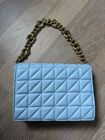 Zara Stylishe Schultertasche Hellblau mit Goldkette