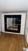 Schwebetürenschrank mit Spiegeln