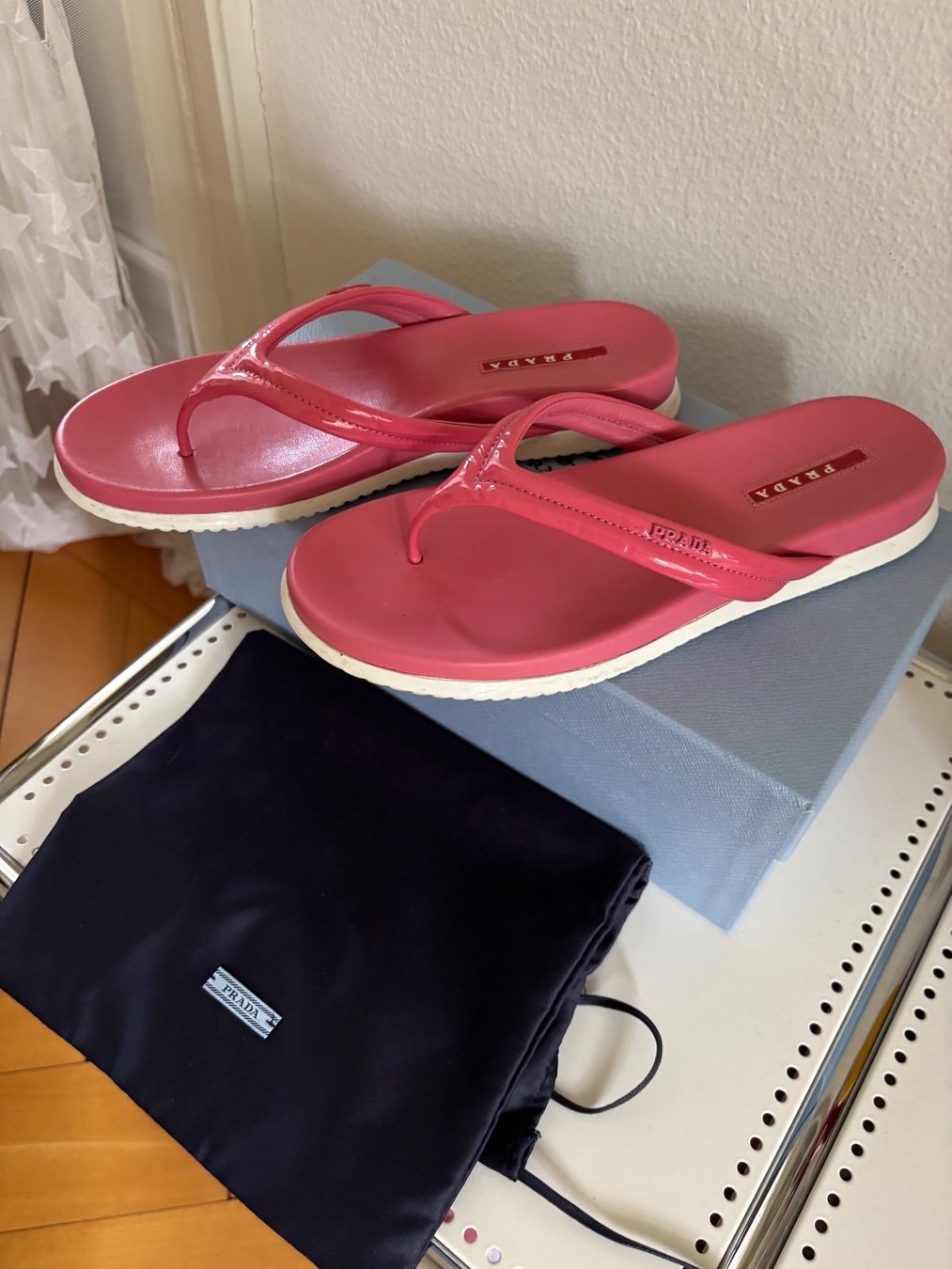 Prada Chaussures femmes: Prada Sandalen / Flipflops ,Gr.38.5, cool, Np:570.- – D'occasion à St.Gallen par shiwi12 8