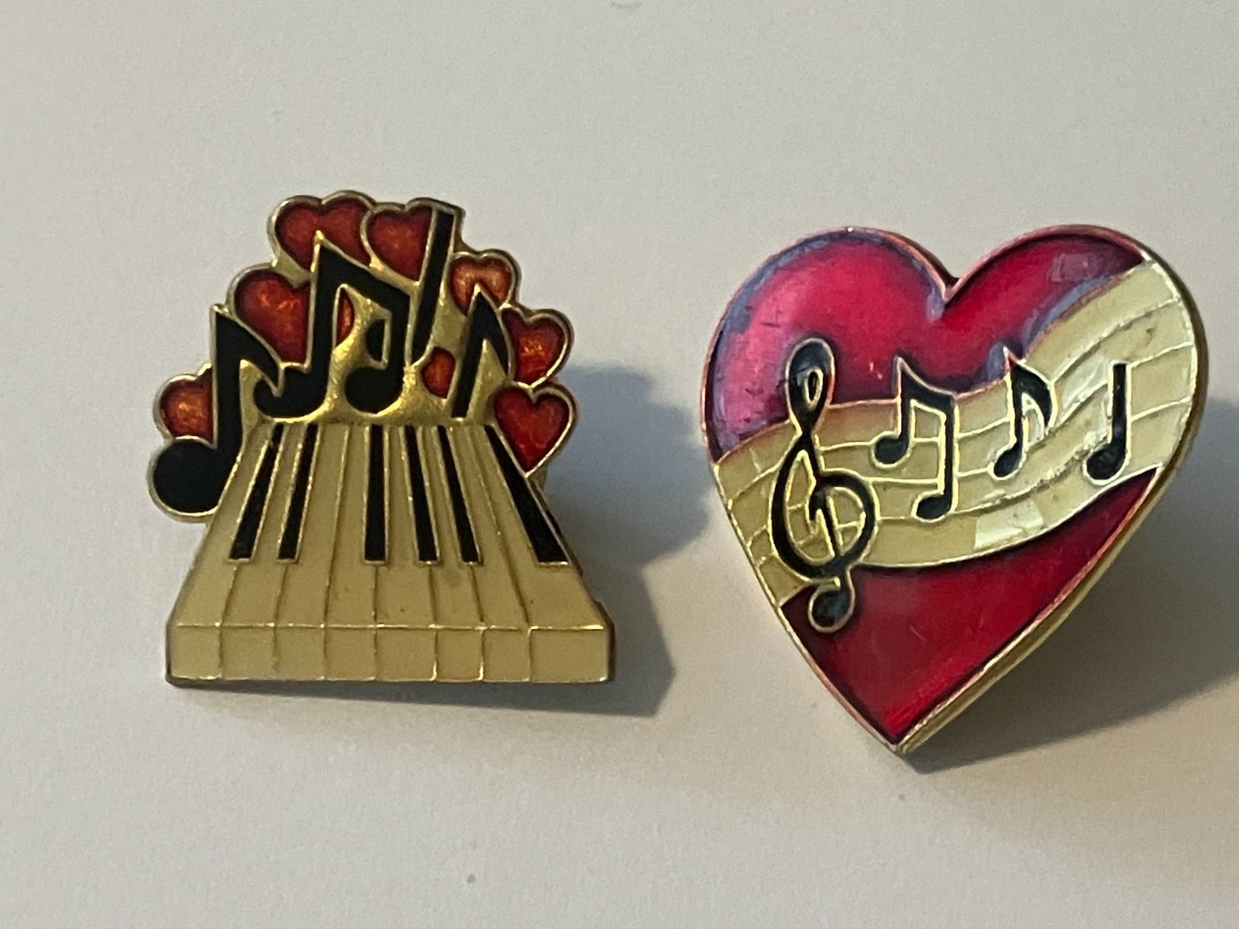 Placchette & Badge: 2 Pin Musik mit Herz – Usato da Basel venduto da djwwpp