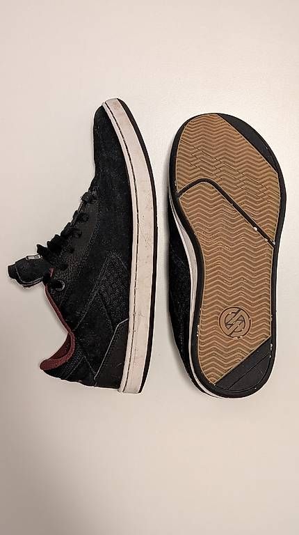 Herrenschuhe: Skateboard Schuhe Grösse 42 – Gebraucht aus Hergiswil NW von Bastaag 1