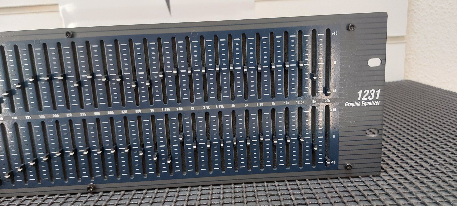 Dbx Equalizzatori: DBX 1231 Graphic-Equalizer – Usato da Glattbrugg venduto da Swissmusik 2