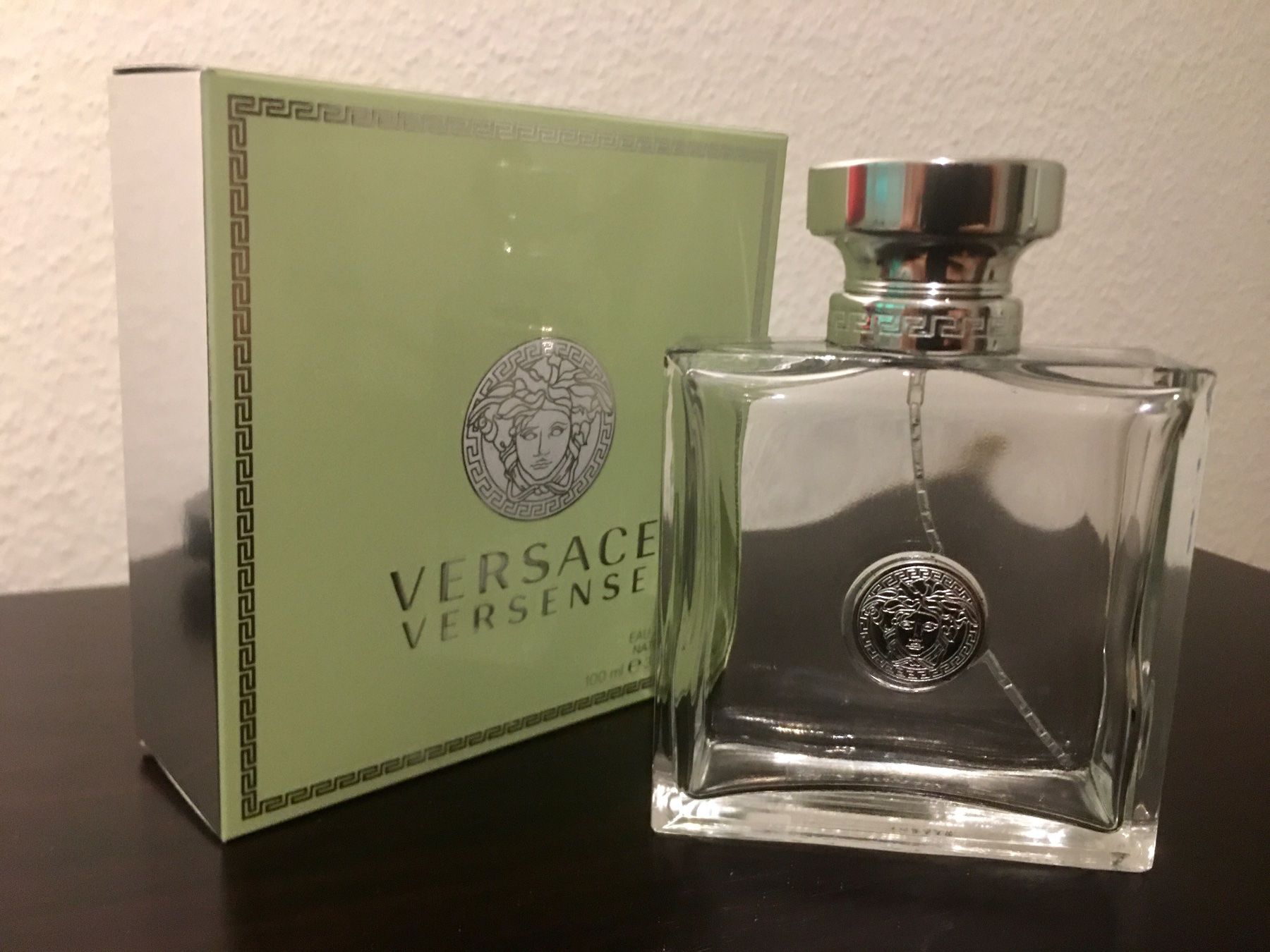 Flaconi: Versace versense Eau de Toilette 100mL Flacon LEER – Usato da Basel venduto da La_Campanella