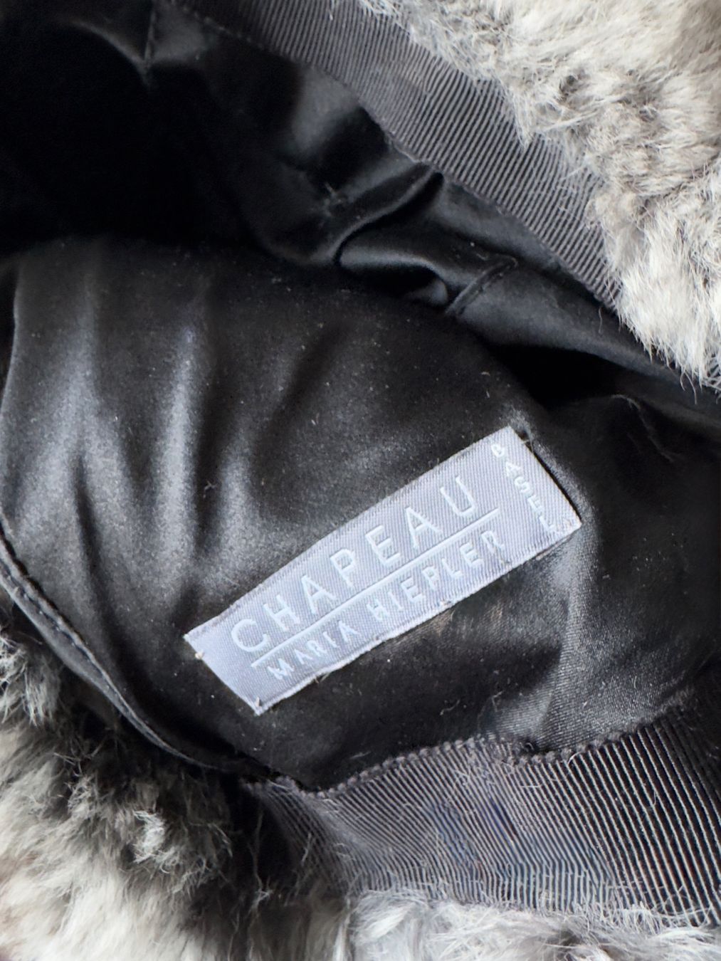 Copricapi, berretti & cappellini: Chinchilla Fur Hat With Pom Pom & matching Collar – Nuovo (secondo la descrizione) da Birsfelden venduto da Brut