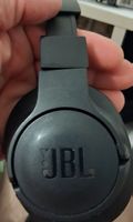 Cuffie JBL nere, ottime per ascoltare la tua musica.