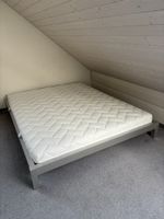 Bett mit Matratze