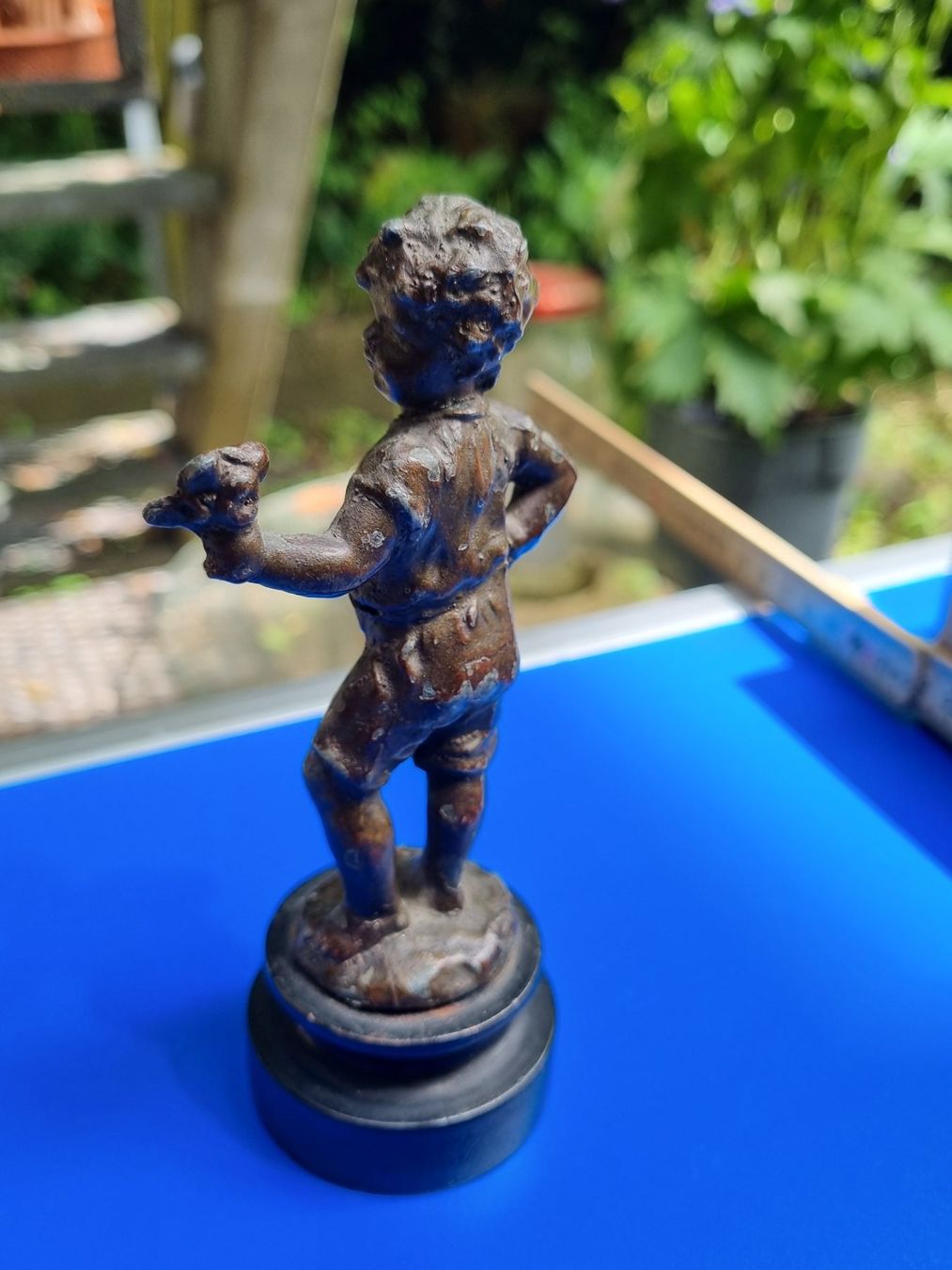Statuette: Antike Figur Junge mit Blumen – Usato da Schaffhausen venduto da Leveron13 1