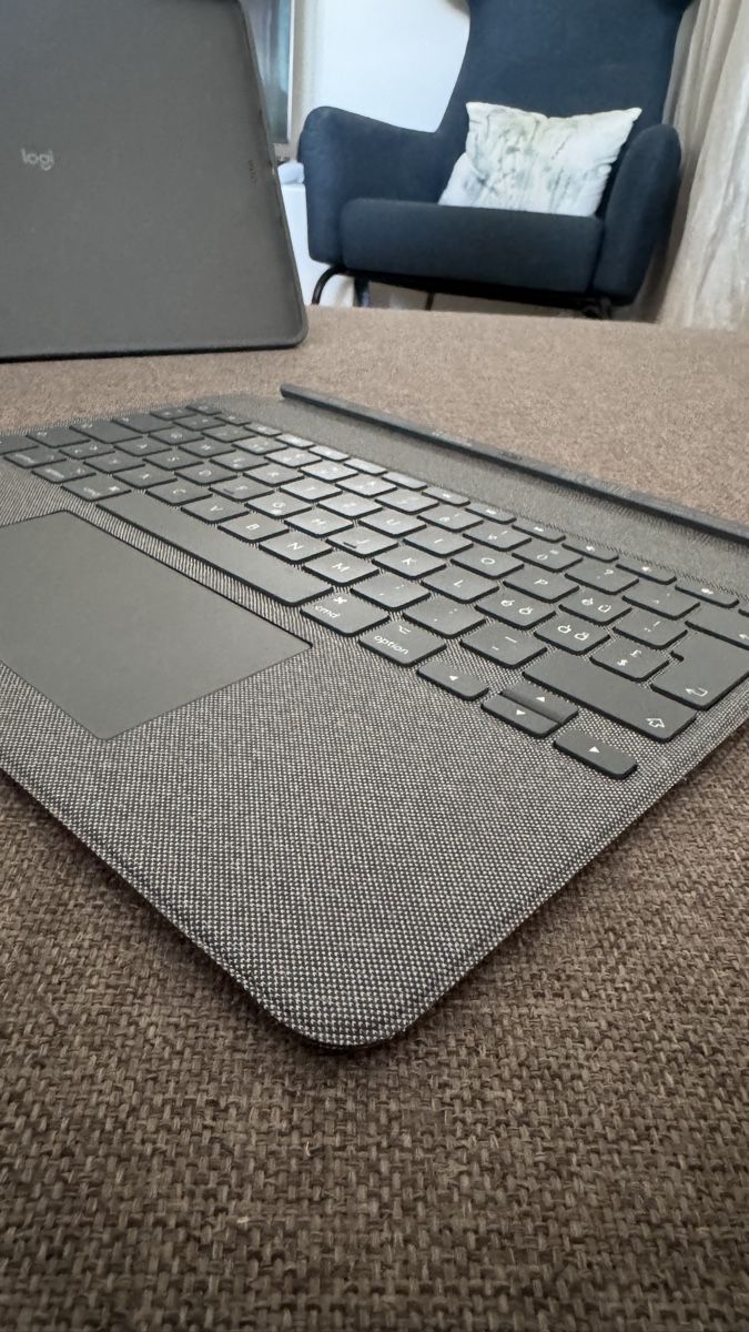 Logitech Claviers: iPad Pro 12.9 (5/6. Generation) LOGITECH Combo Touch (CH) – D'occasion à Uitikon Waldegg par marceesha 2