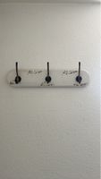 Weisse Wandgarderobe mit 3 Haken im Shabby-Chic-Stil.