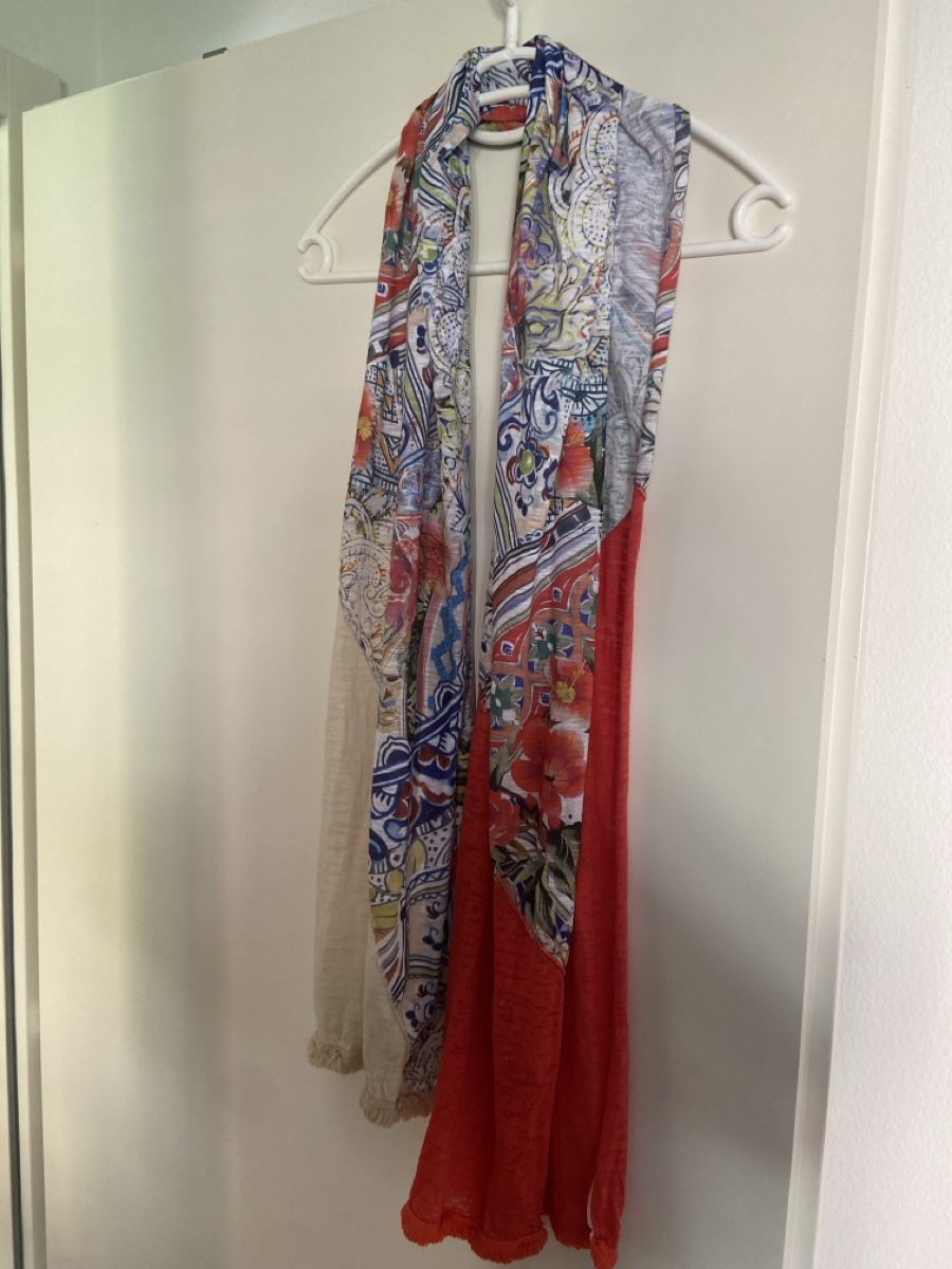 Foulard & Sciarpe: Écharpe imprimée rouge et multicolore bon état – Usato da Bouveret venduto da lescopinesdabords 1