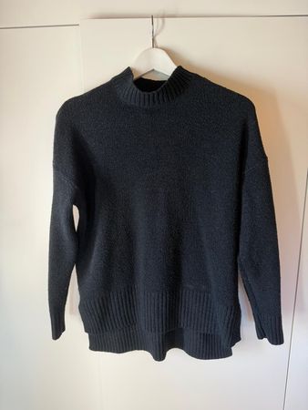 blauer Pullover