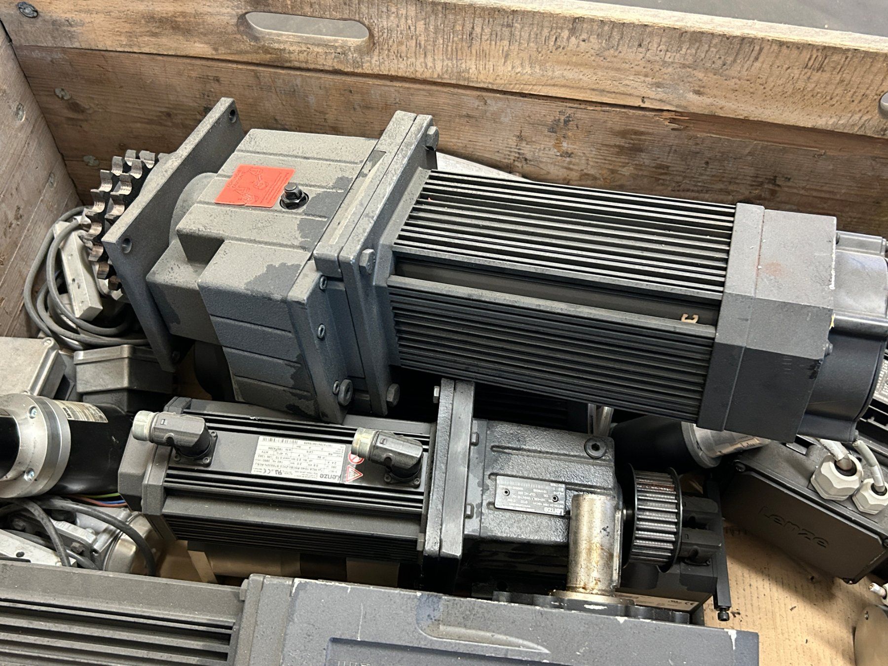 Motoren: Grosser Posten Servo Motore - Elektromotore – Gebraucht aus Zofingen von Maschinenfabrik 2