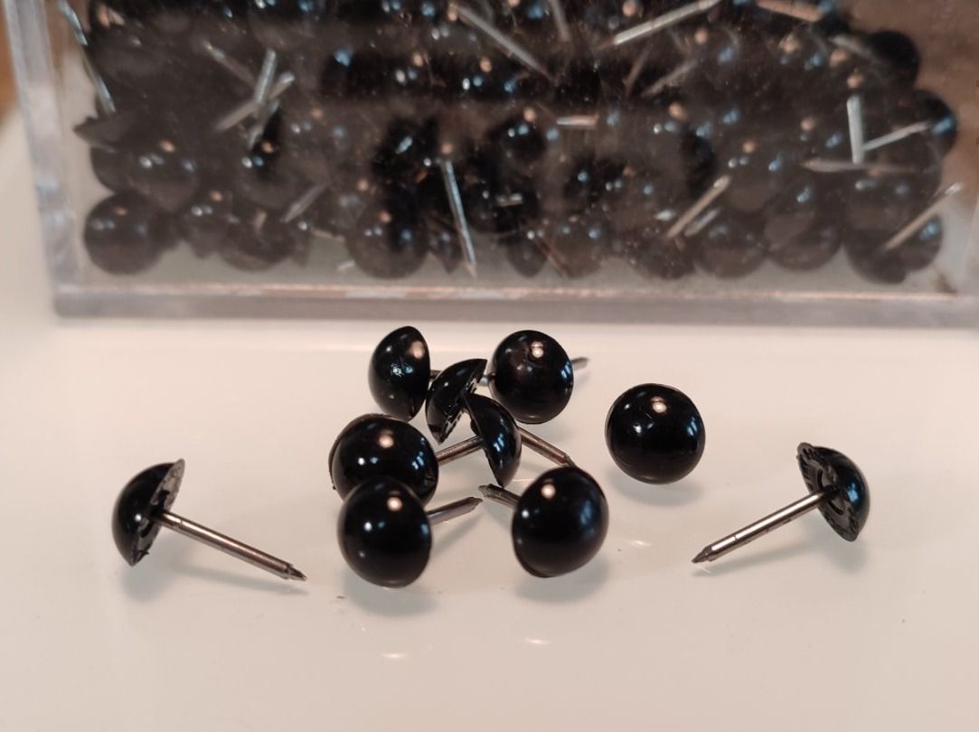 Alle Werkzeuge: Alte Polsternägel schwarz 500stk – Gebraucht aus Gelterkinden von MYSTOREFORYOU4460