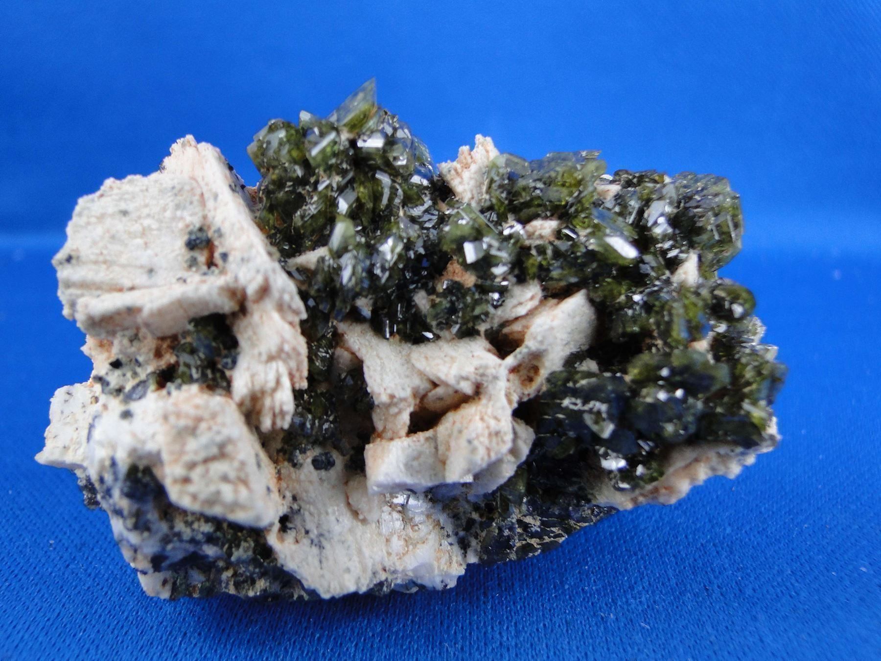 Minerali & Pietre curative: Epidot auf Feldspar – Usato da Schinznach Bad venduto da Demerald 1
