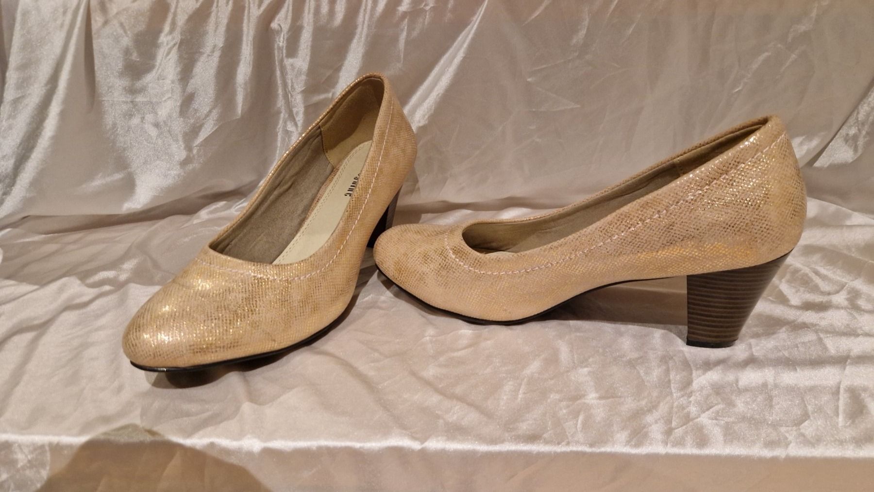 Damenschuhe: Sehr schöne Pumps, Gr. 40,Neu – Neu (gemäss Beschreibung) aus Widnau von Smanitu