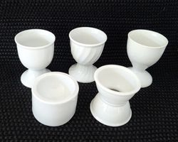 5 weisse Eierbecher aus Porzellan