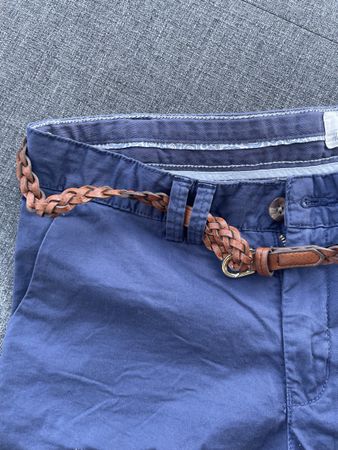 Blaue Damen Shorts mit geflochtenem Guertel Sommer
