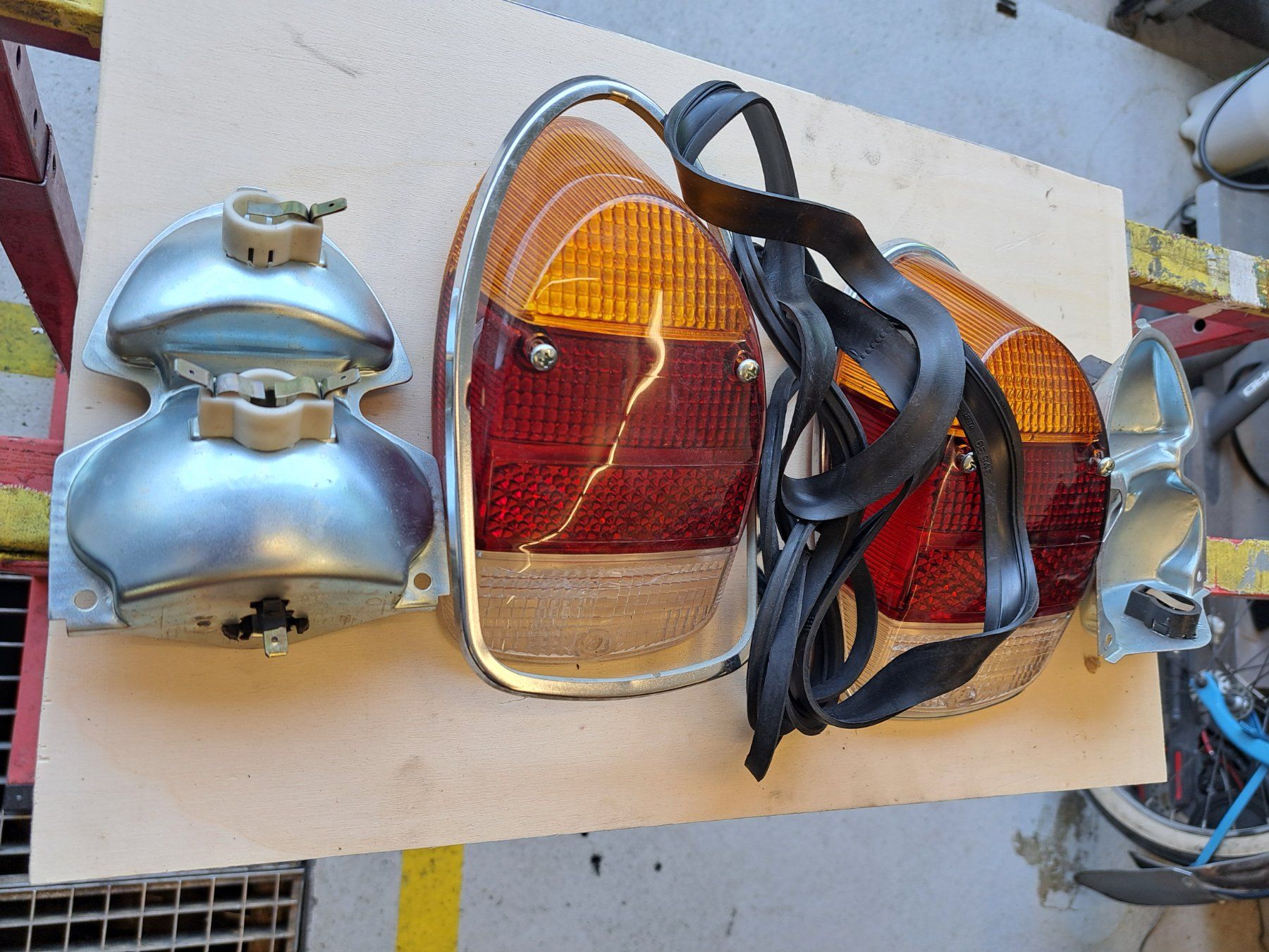 VW Tutti pezzi di ricambio auto: Neue Rücklichter zu VW Käfer!! – Usato da Holziken venduto da Lenz-Driver