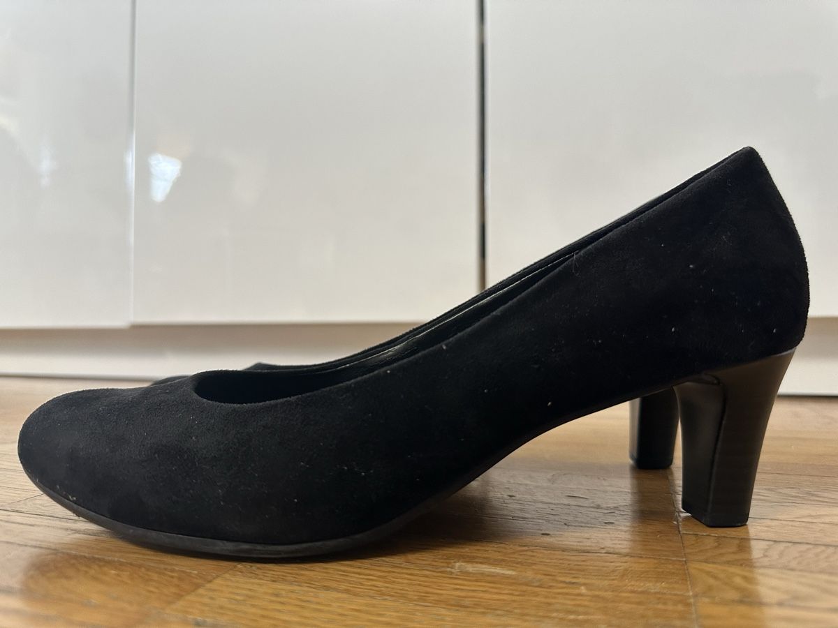 Gabor Scarpe da donna: Schwarze Gabor Pumps Gr. 41, Wildlederoptik – Nuovo e nell'imballaggio originale da Liestal venduto da ichjel