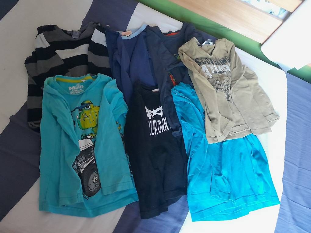 Hemden, T-Shirts & Polos: Langarmtshirt 98-104 – Gebraucht aus Zürich von maffka123