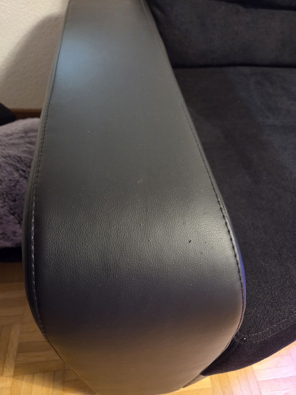 Sofas: canapé avec LED et Bluetooth  – Gebraucht aus Sierre von sav_d7g8 2