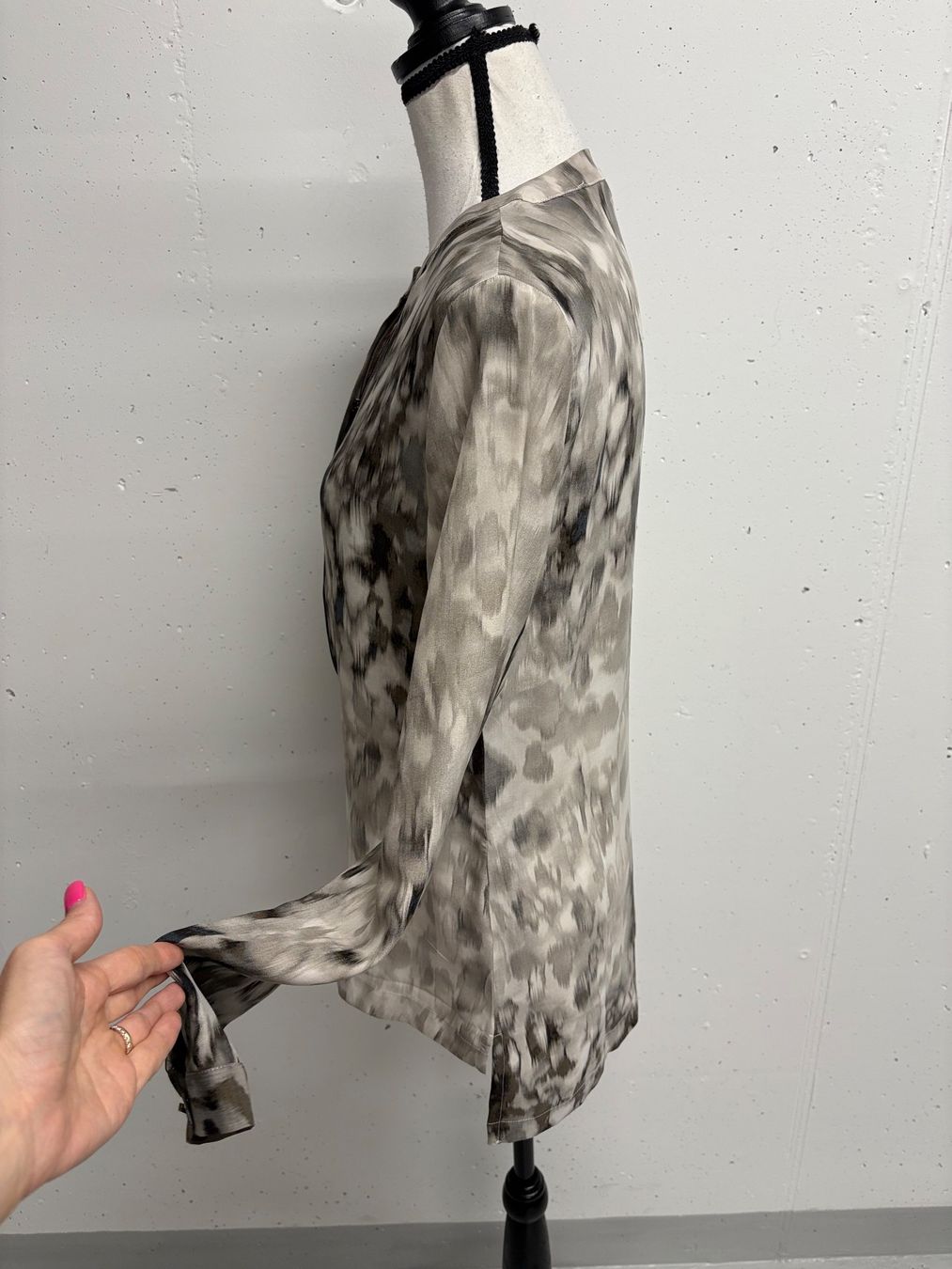 Rich & Royal Blusen: Rich & Royal Seidenbluse Batik grau creme 36 – Neu (gemäss Beschreibung) aus Regensdorf von secondchancefashion 2