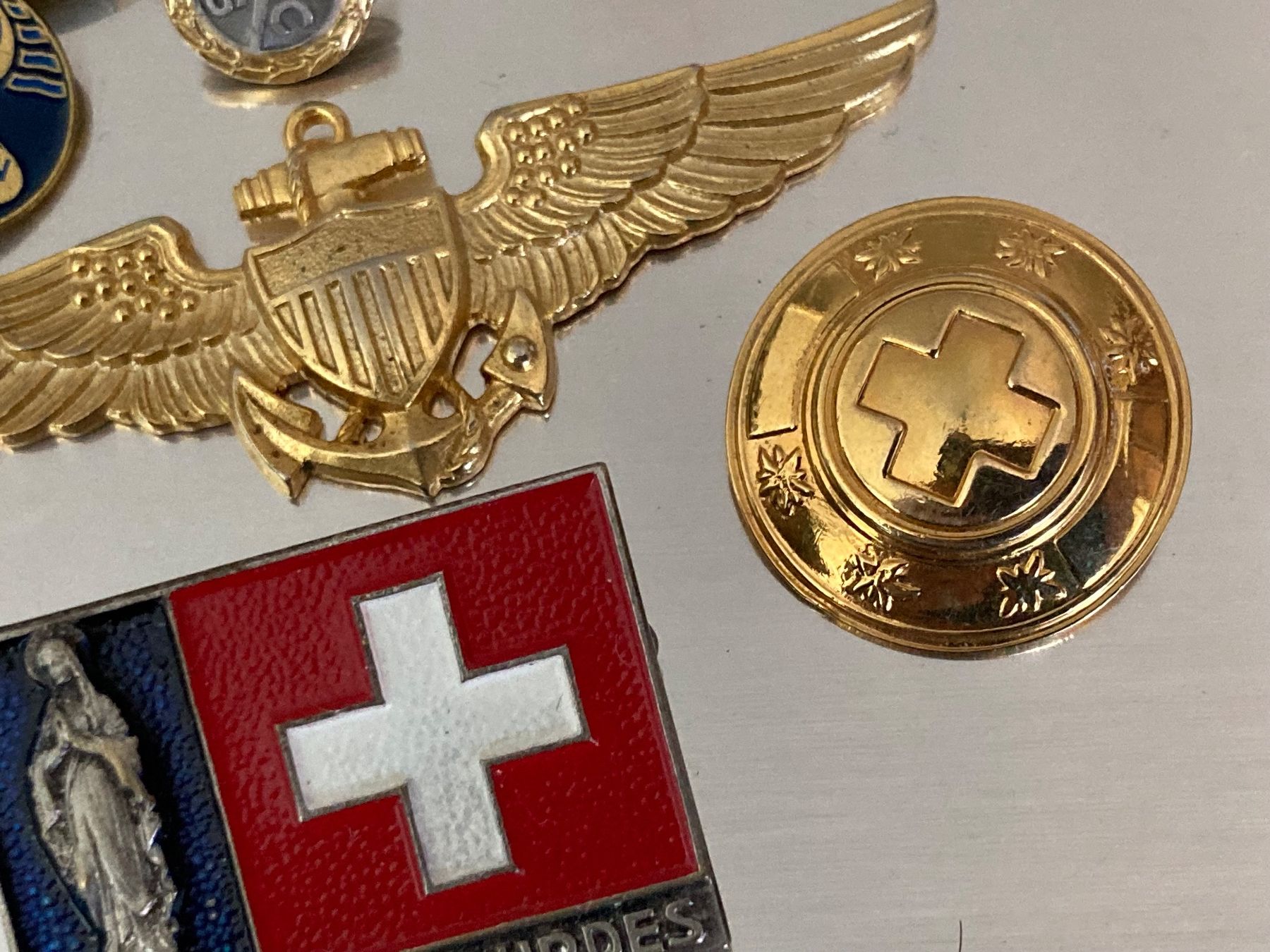 Swiss Plaquettes & Badges: Lot pins – D'occasion à Marly par Antigona71 1