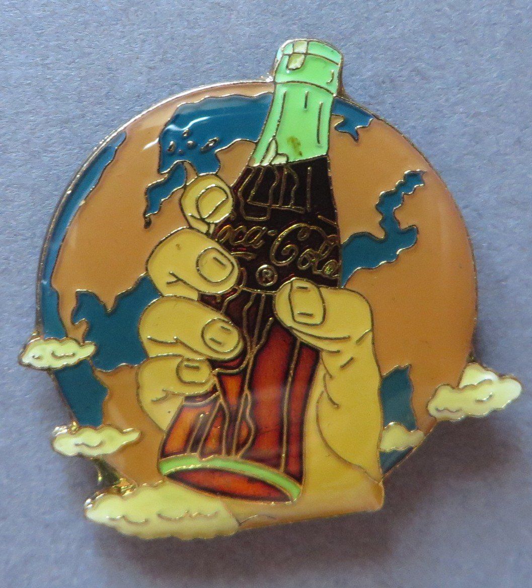 Coca-Cola Plaquettes & Badges: PIN, COCA-COLA FLASCHE GLOBUS HAND – D'occasion à Neuhausen par luckimucki