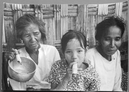 Erh. Hürsch: 3 Fotos um 1975, Burma (VI), Cheroots rauchend