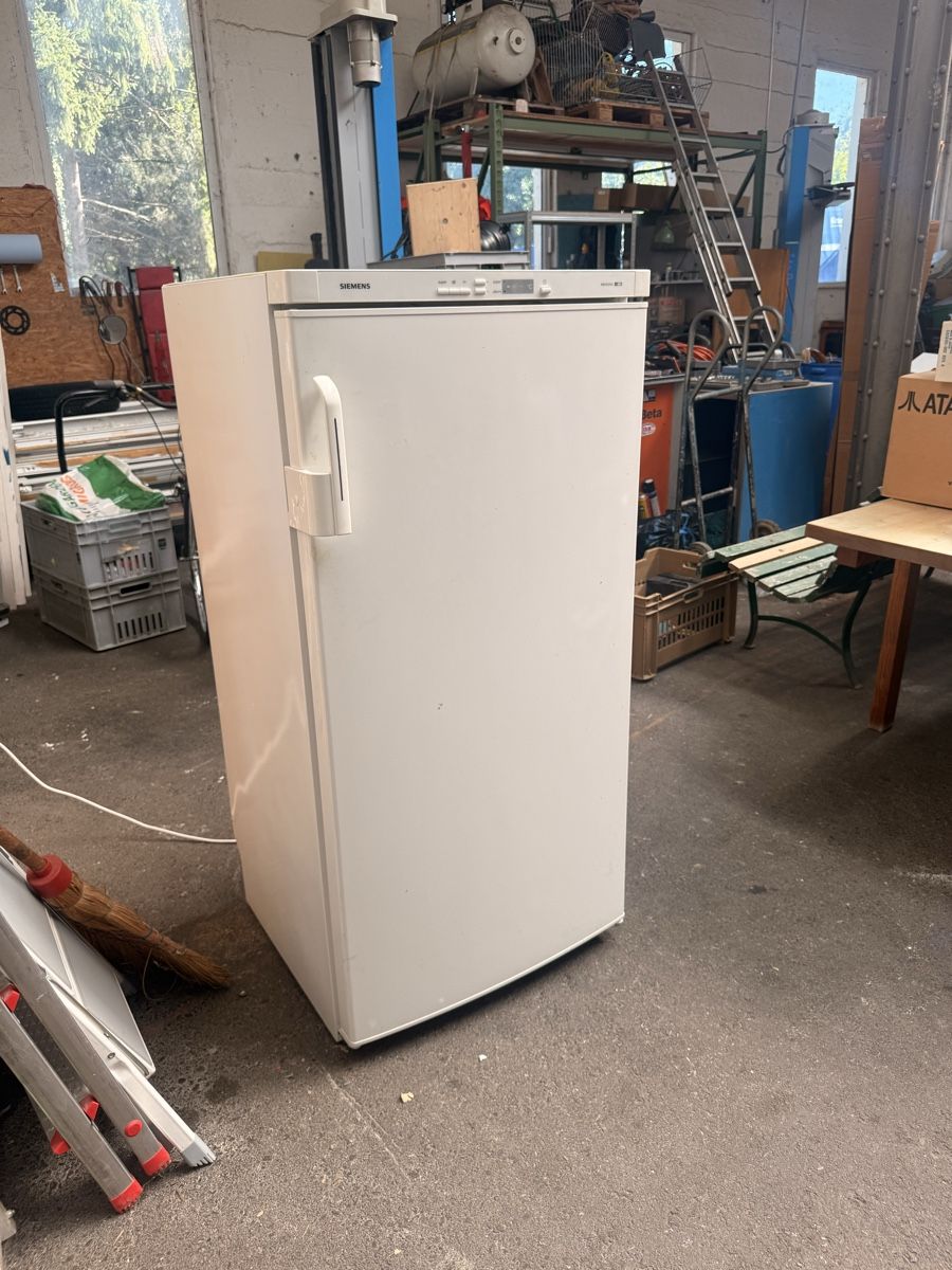 Gefrierschrank: Siemens Gefrierschrank weiss – Gebraucht aus Wildegg von KramerBeni