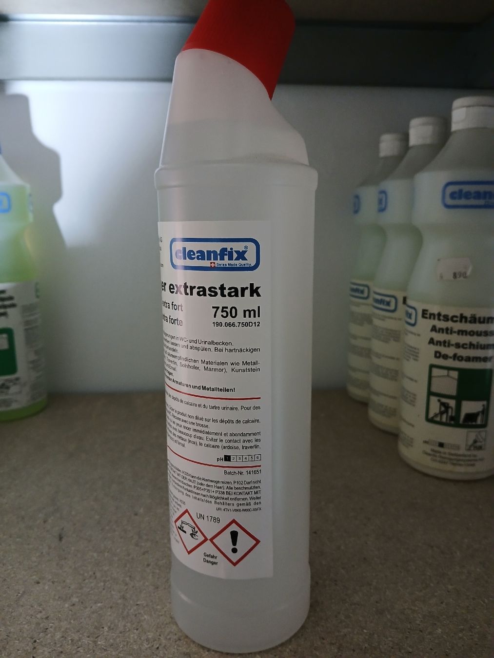 Produits d'entretien: Cleanfix WC-Reiniger extra stark, 750 ml – Neuf avec emballage d'origine à Strada par SaraF167