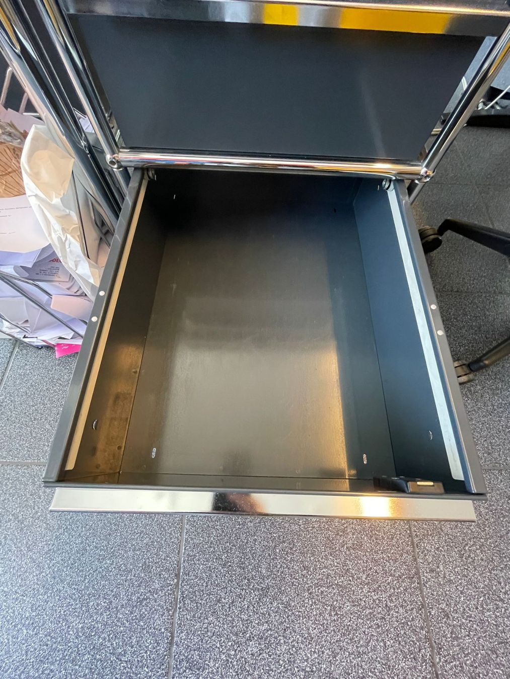 USM Banconi: USM Haller Rollcontainer anthrazit – Usato da Chur venduto da Stadthalle_Chur 3