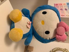 Süsses Hello Kitty Kuscheltier im blauen Pinguin Kostüm!