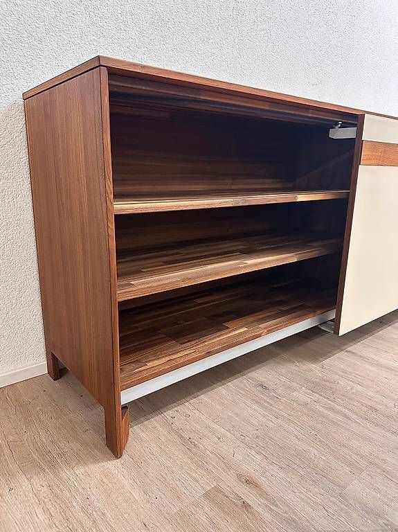 Team7 Cassettiere: Team 7 Cubus Sideboard Nussbaum Glasfront 240 cm – Usato da Obernau venduto da Arche_Noah_Brocki 7