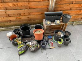 Gartenset mit Blumentöpfen, Erde und Zubehör
