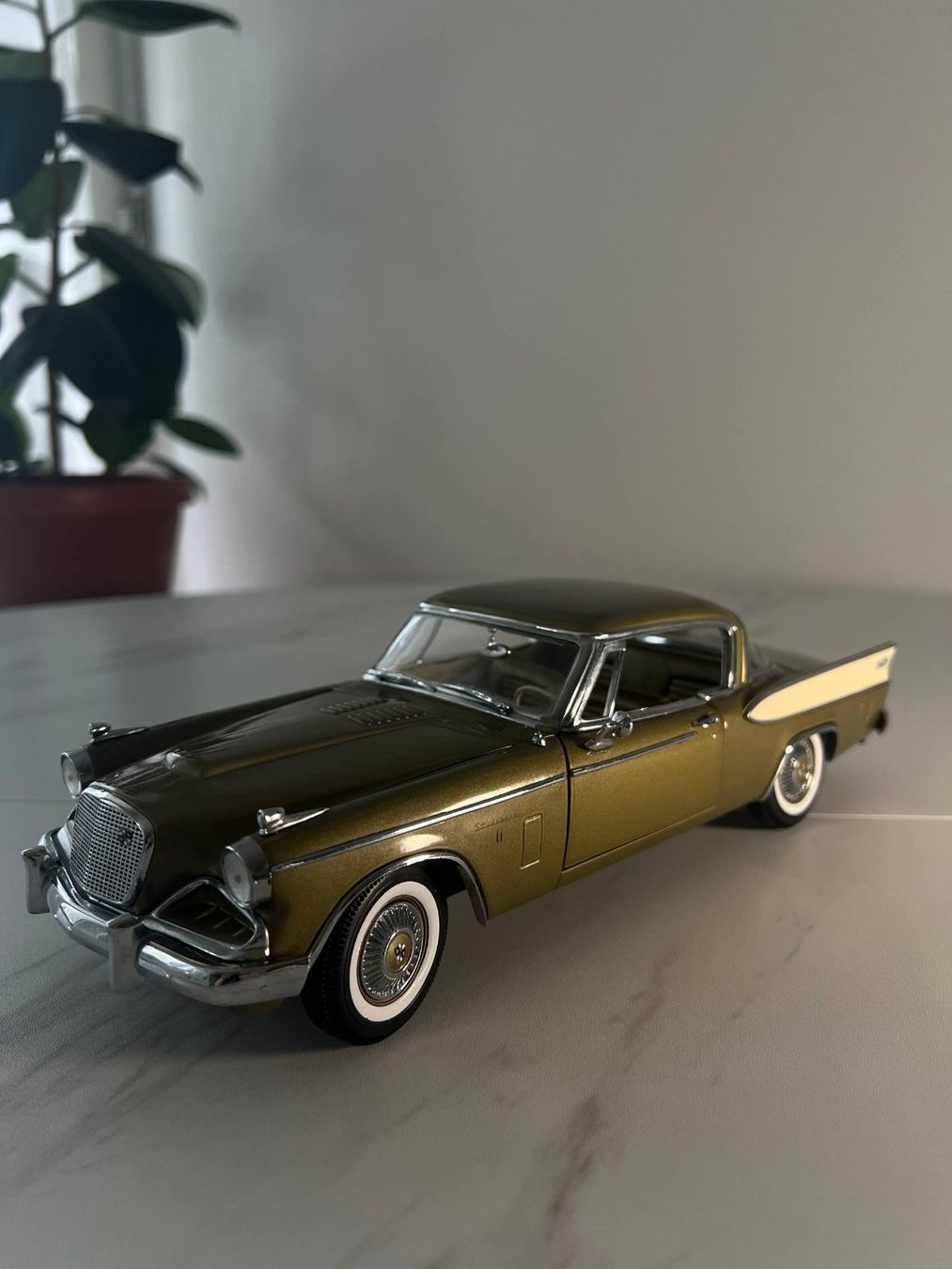 Modellini d'auto: Studebaker Golden Hawk 1957 Modellauto 1:18 – Usato da Basel venduto da hol_8ldp