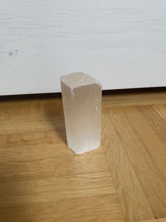 Selenit Kristall Turm Mit LED-Beleuchtung – Naturbelassener Edelstein Auf Holz-Sockel