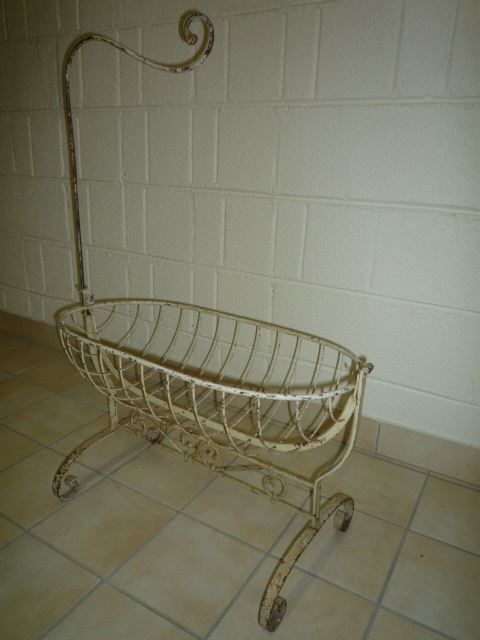 Bambole: ANCIEN LIT DE POUPEES EN METAL – Usato da Cortaillod venduto da Matteo18