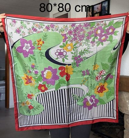Foulard vintage en soie – 80 × 80 cm
