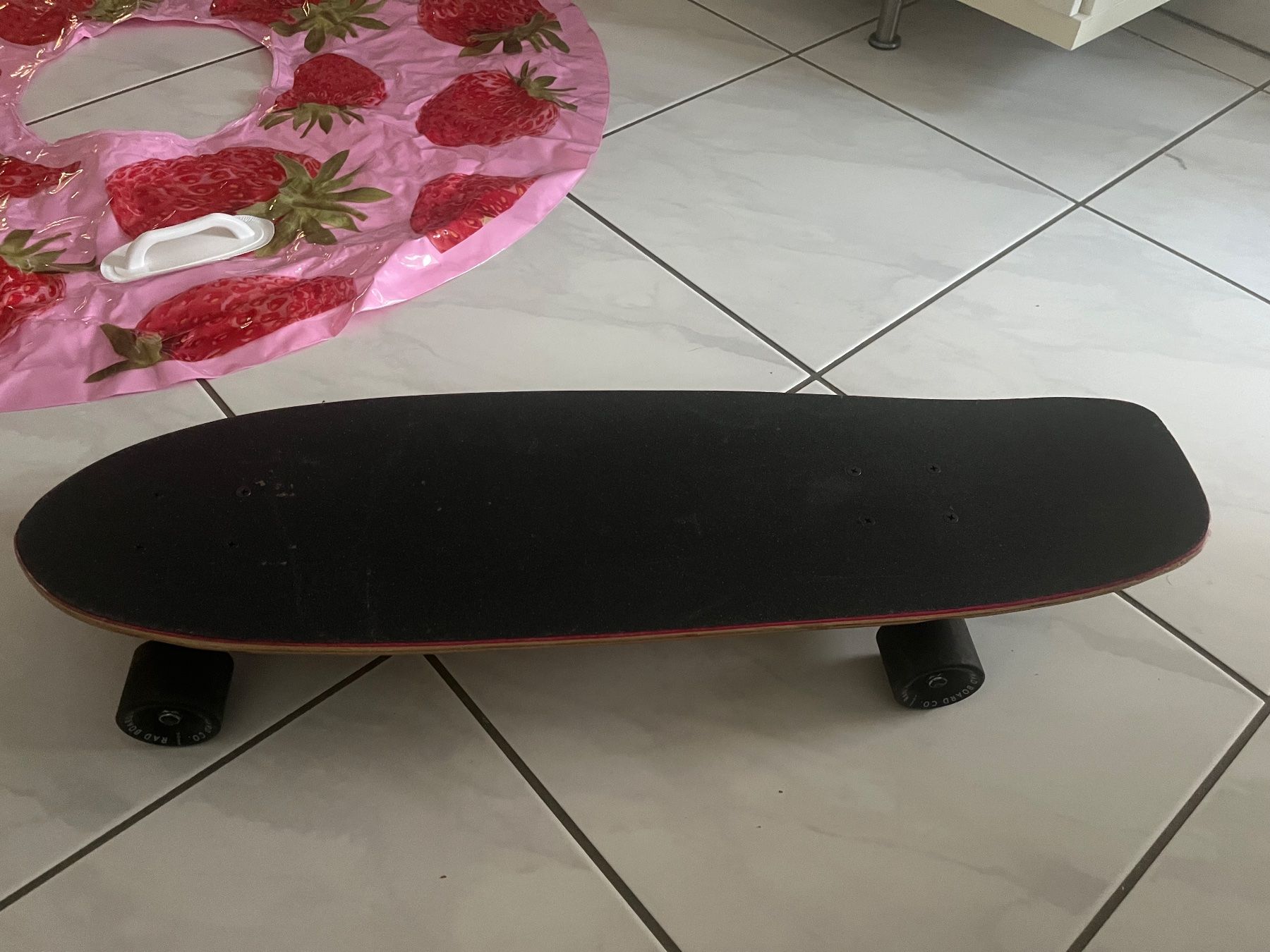 Skateboards: Skateboard mit farbigem Design leichte Gebrauchsspuren – Gebraucht aus kriens von Cashmere32