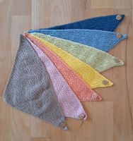 Handgestricktes Baby Dreiecktuch / Halstuch / Sabberlätzli