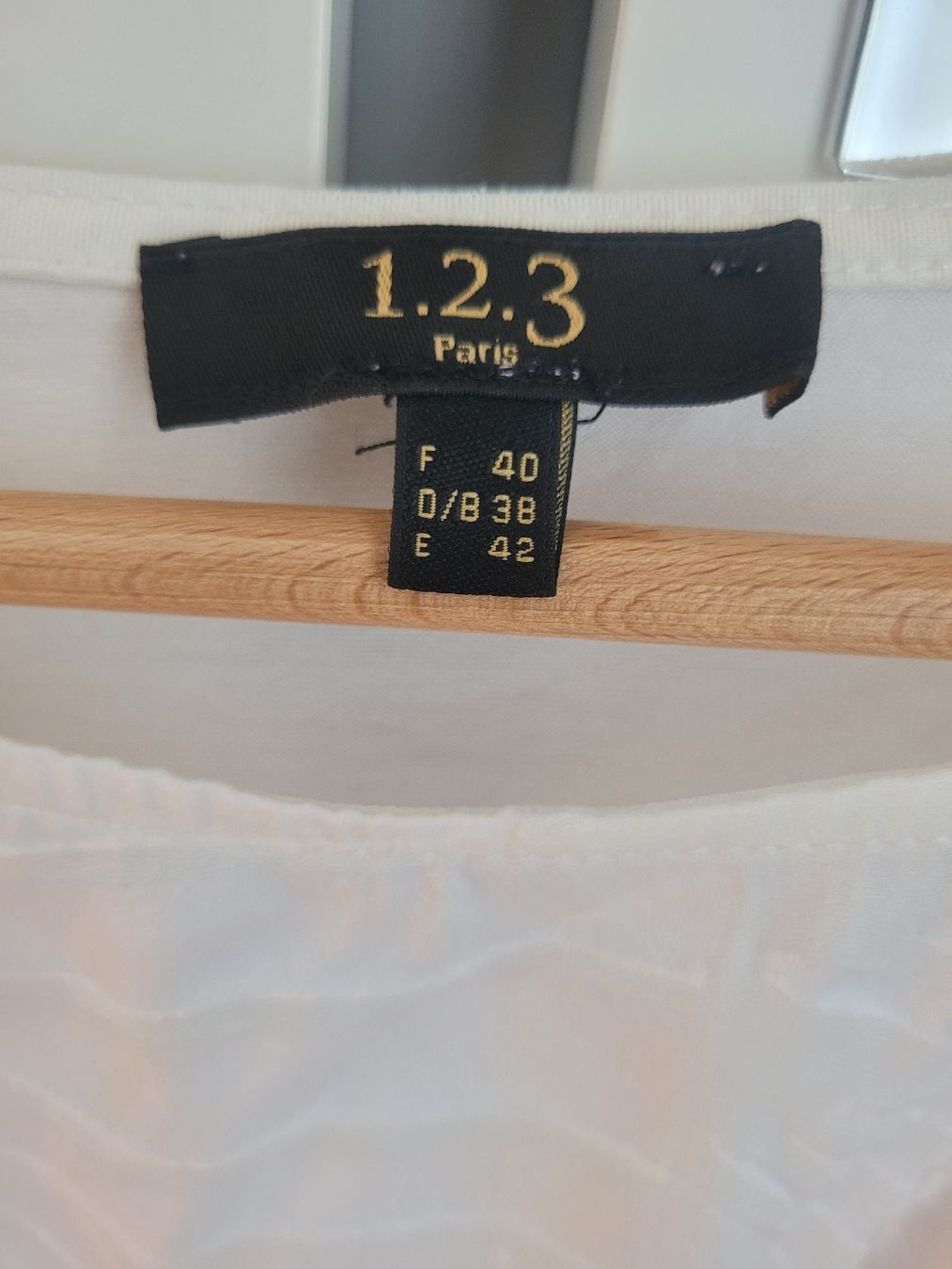 Maison 123 T-Shirts: t shirt blanc avec pattern blanv – Gebraucht aus Yverdon-les-bains von sma_c6wn 1